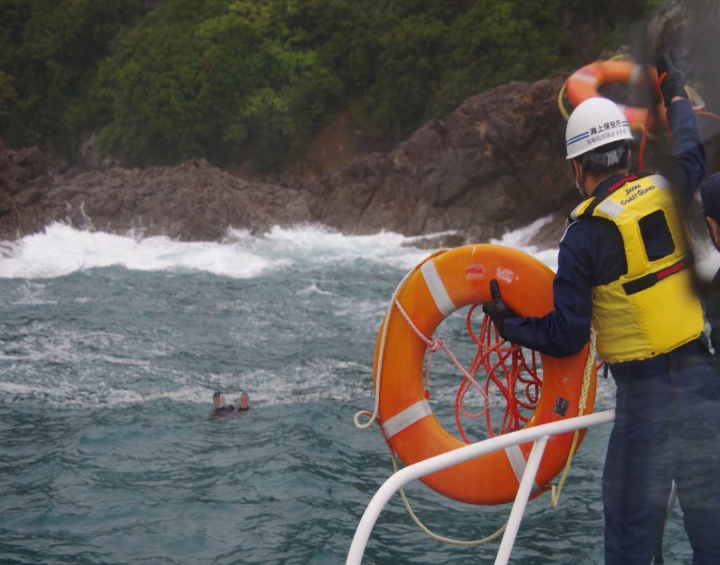 徳島沖では4月29日、磯釣り中の男性2人が海中転落、徳島海上保安部が救助＜※画像提供・第五管区海上保安本部 画像の一部を加工しています＞